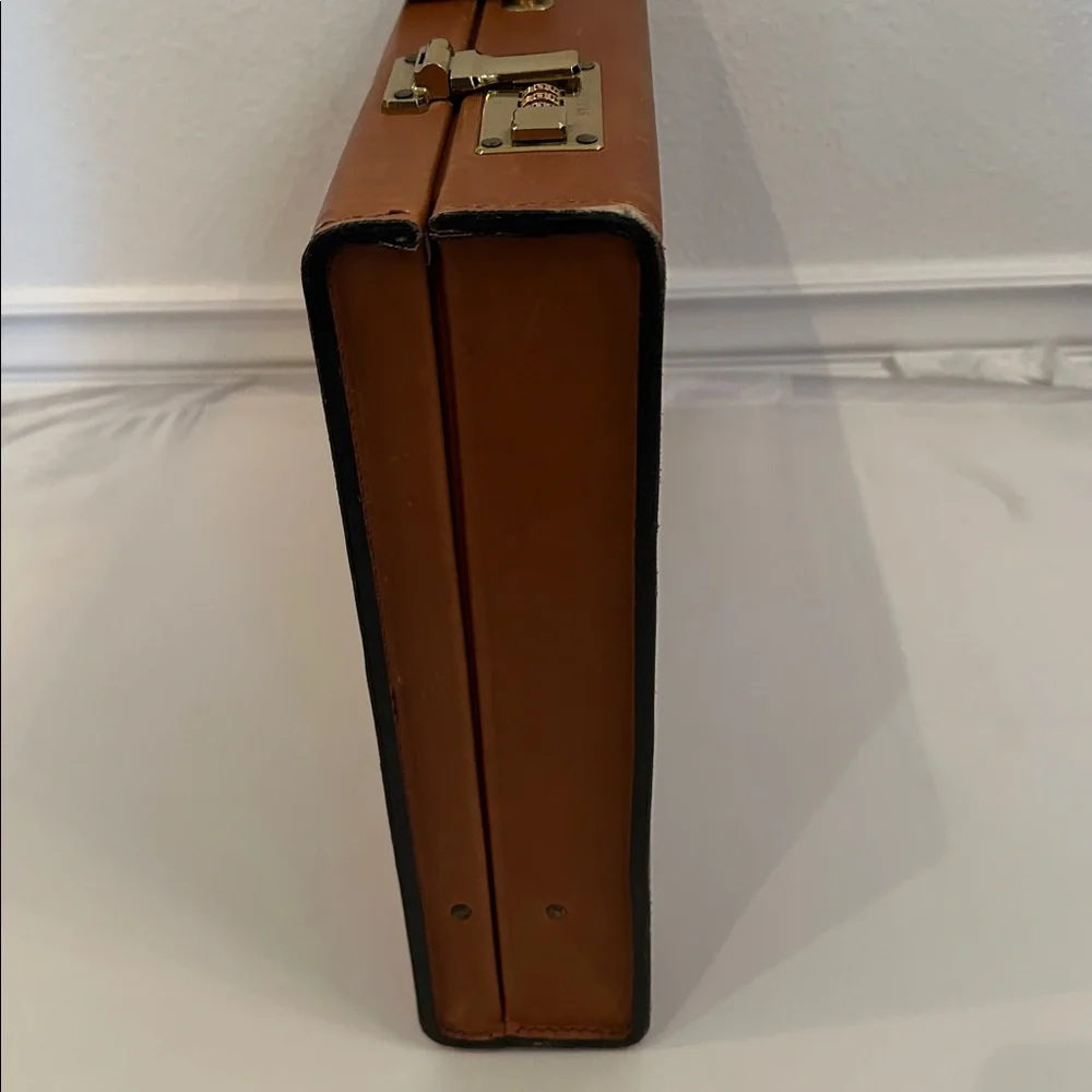 St. James Vintage‎ Tan Leather Attache 18